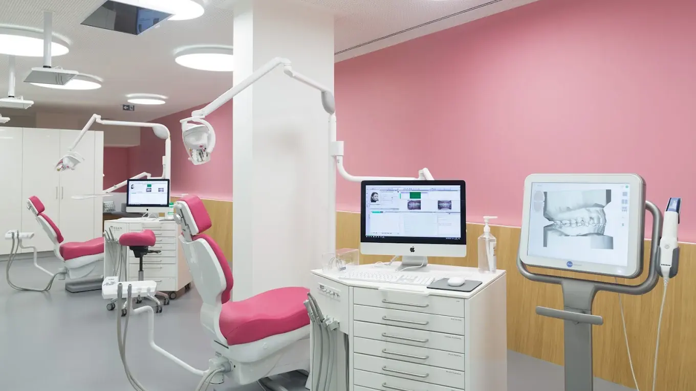 Salles d'orthodontie équipées de fauteuils roses au Cabinet Dentaire 10 Prague à Paris 12