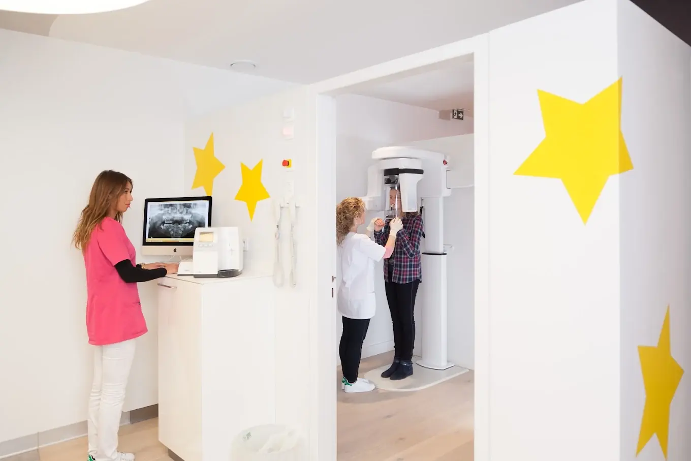 Espace radiologie pédiatrique du cabinet dentaire — décor étoilé pour rassurer les enfants à Paris 12
