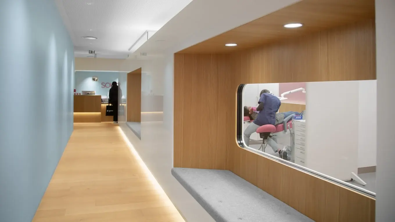 Couloir du cabinet dentaire et salle de soins vue par le hublot — Cabinet Dentaire 10 Prague, Paris 12