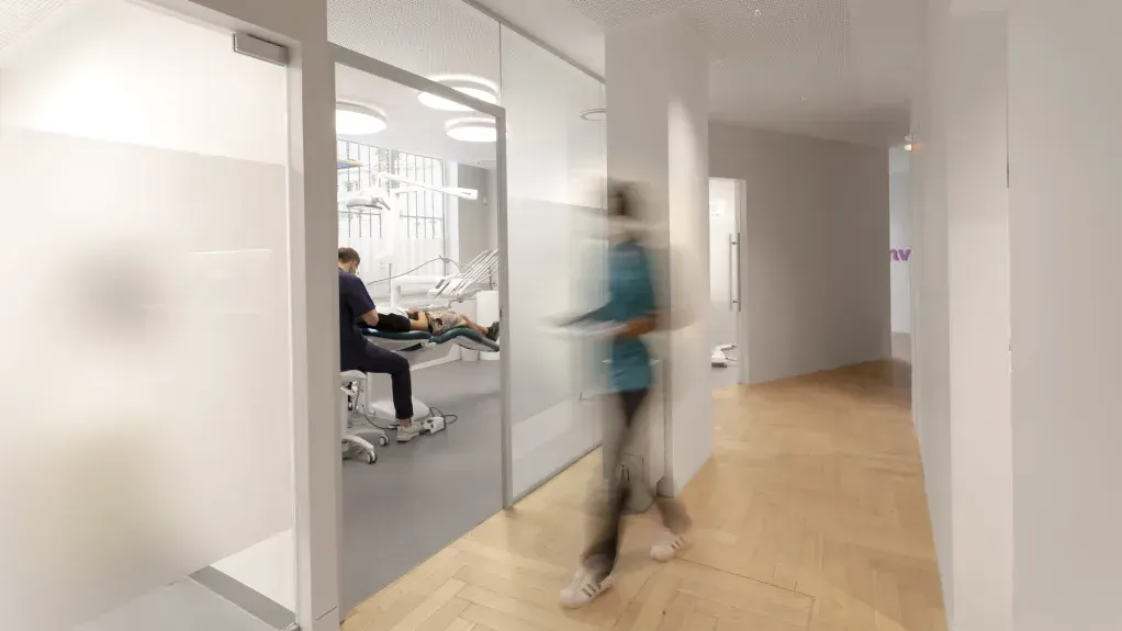 Couloir et salle de soins vue depuis l'extérieur — Cabinet Dentaire 10 Prague, Paris 12